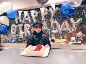 Saiki Atsumi Instagram - ﻿
﻿
さぁ。2月が終わってしまう前にお誕生日(2/8でした)の事を更新しないと(てかいい加減にインスタ更新しないと)だから﻿
﻿
どうぞ﻿
﻿
お誕生日はゲネしてまして﻿
メンバーやスタッフさんがお祝いしてくれたよ﻿
ありがとやで﻿
(去年もお誕生日の前日がゲネだったからお祝いしてくれたよ)﻿
﻿
こんなキラキラした可愛いお祝いのされ方は初めてでしたよ﻿
バルーンだよー﻿
キラキラだー﻿
﻿
ご主人様お嬢様もお祝いのお言葉沢山ありがとうございました﻿
幸せ者です﻿
これからも素敵に歳を重ねて素敵なお歌を届けてあげるねー﻿
﻿
﻿
#bandmaid﻿
#saiki