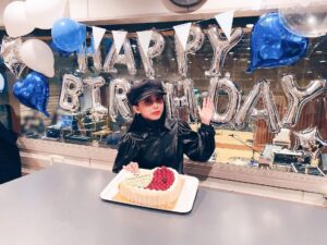 Saiki Atsumi Instagram - ﻿
﻿
さぁ。2月が終わってしまう前にお誕生日(2/8でした)の事を更新しないと(てかいい加減にインスタ更新しないと)だから﻿
﻿
どうぞ﻿
﻿
お誕生日はゲネしてまして﻿
メンバーやスタッフさんがお祝いしてくれたよ﻿
ありがとやで﻿
(去年もお誕生日の前日がゲネだったからお祝いしてくれたよ)﻿
﻿
こんなキラキラした可愛いお祝いのされ方は初めてでしたよ﻿
バルーンだよー﻿
キラキラだー﻿
﻿
ご主人様お嬢様もお祝いのお言葉沢山ありがとうございました﻿
幸せ者です﻿
これからも素敵に歳を重ねて素敵なお歌を届けてあげるねー﻿
﻿
﻿
#bandmaid﻿
#saiki