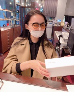 Saiki Atsumi Instagram - ﻿
新しい眼鏡が完成したので迎えに行ってきたよ﻿
﻿
今使ってる眼鏡はレンズがクリアだからこのふたつはカラーレンズにしました﻿
﻿
お世話になったお店のお姉さんに今日も会えて嬉しみだった﻿
一緒にカラー選んでもらったり調整もめっちゃ丁寧にしてもらえて嬉しみです﻿
﻿
﻿
こりゃ、お気にだ。﻿
﻿
(見ていただいた写真達はSNSを更新するためにお姉さんにお願いして写真を撮ってもらったんだけど照れちゃって真顔しか出来なくて結局笑ってしまうという自分の苦手が全面に出た写真達です)﻿
﻿
﻿
#bandmaid﻿
#saiki