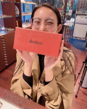 Saiki Atsumi Instagram - ﻿
新しい眼鏡が完成したので迎えに行ってきたよ﻿
﻿
今使ってる眼鏡はレンズがクリアだからこのふたつはカラーレンズにしました﻿
﻿
お世話になったお店のお姉さんに今日も会えて嬉しみだった﻿
一緒にカラー選んでもらったり調整もめっちゃ丁寧にしてもらえて嬉しみです﻿
﻿
﻿
こりゃ、お気にだ。﻿
﻿
(見ていただいた写真達はSNSを更新するためにお姉さんにお願いして写真を撮ってもらったんだけど照れちゃって真顔しか出来なくて結局笑ってしまうという自分の苦手が全面に出た写真達です)﻿
﻿
﻿
#bandmaid﻿
#saiki