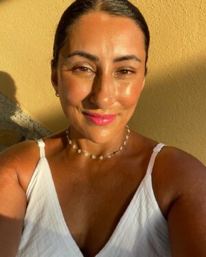 Saira Khan Instagram - Make the memories whilst you can. Happy Summer Hols everyone ❤️

Whether you are at home or going away, spend the time with your family, relax, eat, drink and be happy. 

Happiness is free. ❤️

#summer #family #goldenhour