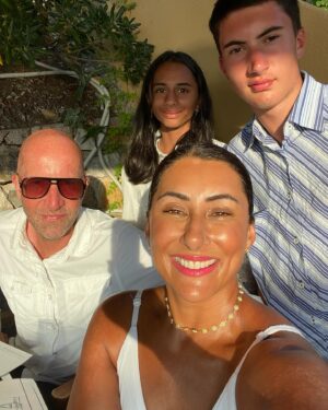 Saira Khan Instagram - Make the memories whilst you can. Happy Summer Hols everyone ❤️

Whether you are at home or going away, spend the time with your family, relax, eat, drink and be happy. 

Happiness is free. ❤️

#summer #family #goldenhour