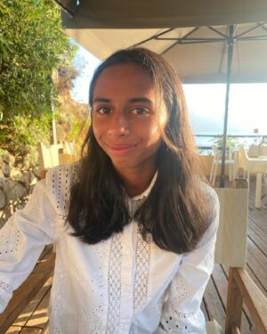 Saira Khan Instagram - Make the memories whilst you can. Happy Summer Hols everyone ❤️

Whether you are at home or going away, spend the time with your family, relax, eat, drink and be happy. 

Happiness is free. ❤️

#summer #family #goldenhour
