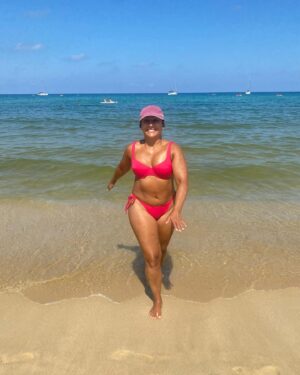 Saira Khan Instagram - I remember the times when I walked and everything moved together - now my legs go one way and my stomach another 🤣

But seriously, you know when you see a bikini hanging up and you still think that you’re a size 8 and you try it on and remember I’m not 24 anymore but 54 and then think …. Fu*k it I’m gonna slay anyway …that’s where I’m at in these photos on this holiday. 

I like women with shape, curves, marks, wrinkles and scars because it’s real, it shows a life lived and it shows authenticity in a world that sometimes is so fake. 

The pressure nowadays is “dare to be your authentic self” in a world of filtered beauty. 

Set your own rules. Live by them and never regret not doing what you want to do. 

Bare it or cover it … your choice, your body … just be free and happy in it. ❤️

#femaleempowerment