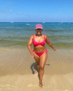 Saira Khan Instagram - I remember the times when I walked and everything moved together - now my legs go one way and my stomach another 🤣

But seriously, you know when you see a bikini hanging up and you still think that you’re a size 8 and you try it on and remember I’m not 24 anymore but 54 and then think …. Fu*k it I’m gonna slay anyway …that’s where I’m at in these photos on this holiday. 

I like women with shape, curves, marks, wrinkles and scars because it’s real, it shows a life lived and it shows authenticity in a world that sometimes is so fake. 

The pressure nowadays is “dare to be your authentic self” in a world of filtered beauty. 

Set your own rules. Live by them and never regret not doing what you want to do. 

Bare it or cover it … your choice, your body … just be free and happy in it. ❤️

#femaleempowerment