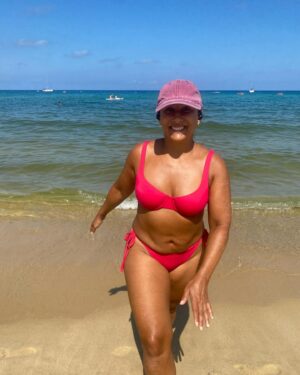 Saira Khan Instagram - I remember the times when I walked and everything moved together - now my legs go one way and my stomach another 🤣

But seriously, you know when you see a bikini hanging up and you still think that you’re a size 8 and you try it on and remember I’m not 24 anymore but 54 and then think …. Fu*k it I’m gonna slay anyway …that’s where I’m at in these photos on this holiday. 

I like women with shape, curves, marks, wrinkles and scars because it’s real, it shows a life lived and it shows authenticity in a world that sometimes is so fake. 

The pressure nowadays is “dare to be your authentic self” in a world of filtered beauty. 

Set your own rules. Live by them and never regret not doing what you want to do. 

Bare it or cover it … your choice, your body … just be free and happy in it. ❤️

#femaleempowerment