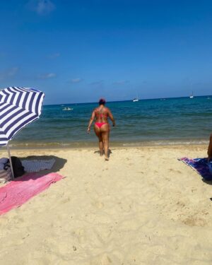 Saira Khan Instagram - I remember the times when I walked and everything moved together - now my legs go one way and my stomach another 🤣

But seriously, you know when you see a bikini hanging up and you still think that you’re a size 8 and you try it on and remember I’m not 24 anymore but 54 and then think …. Fu*k it I’m gonna slay anyway …that’s where I’m at in these photos on this holiday. 

I like women with shape, curves, marks, wrinkles and scars because it’s real, it shows a life lived and it shows authenticity in a world that sometimes is so fake. 

The pressure nowadays is “dare to be your authentic self” in a world of filtered beauty. 

Set your own rules. Live by them and never regret not doing what you want to do. 

Bare it or cover it … your choice, your body … just be free and happy in it. ❤️

#femaleempowerment