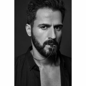 Sajjad Delafrooz Instagram - 📷 @harsh__mevada 
HMUA @krishas_vanity 
Stylist @pal_loveee
Studio @runwaylifestylstudio 
.
#photoshoot #SajjadDelafrooz
