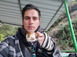 Sajjad Delafrooz Instagram - Chai On The Top 🏔️
.
.
#chailover #chai #cold #SajjadDelafrooz #actor #actorslife #Bollywood #India