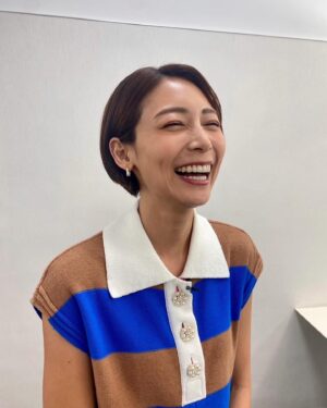Saki Aibu Instagram - しまった💦放送見てて告知を忘れてました😱💦
本日！19時から放送されております
アメトーク3hSP ミスタードーナツ芸人に出演しております！ミスド、、本当に好きなのでただただ楽しかった、、
#ミスド愛 #アメトーク 

写真が苦手すぎて毎回ポーズが迷子、、すみません🙇‍♀️