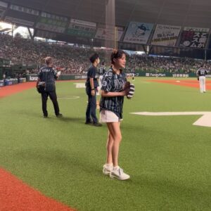 Sakurako Ohara Instagram - 本日、ベルーナドーム⚾️
『ビールワンコイン&チケット半額デー」にて、
獅子まんまの唐揚げを頂き、セレモニアルピッチでまっすぐ？投げられ、バズーカがネットを超えて、乾杯タイムにも参加させて頂き、埼玉西武ライオンズを応援しました✨

投球は…年々成長してますでしょうか？笑

写真はBluelegendsさんと📸