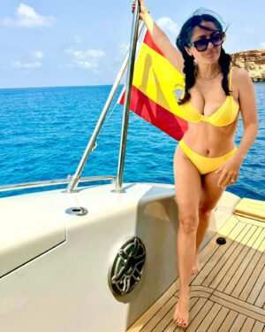 Salma Hayek Pinault Instagram - Yellow bikini   White hair = perfect combination #ibiza
Bikini amarillo   Cabello blanco = combinación perfecta.
