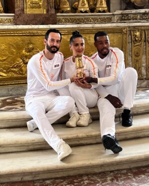 Salma Hayek Pinault Instagram - Getting ready to participate in the Olympic torch relay in Paris! Feeling the excitement and unity the Olympics brings. Stay tuned for more photos with the torch tomorrow🌟 Preparándome para participar en el relevo de la antorcha olímpica en París! Siento la emoción y la unidad que traen los Juegos Olímpicos. Estén atentos para más fotos con la antorcha mañana🌟 #Paris2024 #Olympics #Eminem