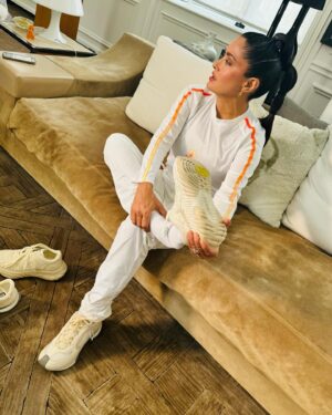 Salma Hayek Pinault Instagram - Getting ready to participate in the Olympic torch relay in Paris! Feeling the excitement and unity the Olympics brings. Stay tuned for more photos with the torch tomorrow🌟 Preparándome para participar en el relevo de la antorcha olímpica en París! Siento la emoción y la unidad que traen los Juegos Olímpicos. Estén atentos para más fotos con la antorcha mañana🌟 #Paris2024 #Olympics #Eminem
