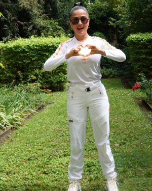 Salma Hayek Pinault Instagram - Getting ready to participate in the Olympic torch relay in Paris! Feeling the excitement and unity the Olympics brings. Stay tuned for more photos with the torch tomorrow🌟 Preparándome para participar en el relevo de la antorcha olímpica en París! Siento la emoción y la unidad que traen los Juegos Olímpicos. Estén atentos para más fotos con la antorcha mañana🌟 #Paris2024 #Olympics #Eminem