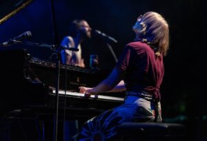 Salvador Sobral Instagram - Tornar a Mallorca es tornar al bressol d’aquest ofici raro que tinc.

Per això , quan vinc aquí, sento s’obligació de retornar aquest regalo que em vau fer.

Ahir va ser màgic , com sempre a Mallorca , tot es màgic i ple de memorias de sa meva juventud loca.

Gràcies gràcies gràcies

📸 @tolobalaguerfotograf