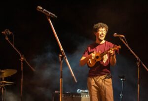 Salvador Sobral Instagram - Tornar a Mallorca es tornar al bressol d’aquest ofici raro que tinc.

Per això , quan vinc aquí, sento s’obligació de retornar aquest regalo que em vau fer.

Ahir va ser màgic , com sempre a Mallorca , tot es màgic i ple de memorias de sa meva juventud loca.

Gràcies gràcies gràcies

📸 @tolobalaguerfotograf