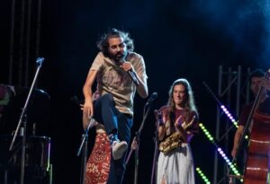Salvador Sobral Instagram - Tornar a Mallorca es tornar al bressol d’aquest ofici raro que tinc.

Per això , quan vinc aquí, sento s’obligació de retornar aquest regalo que em vau fer.

Ahir va ser màgic , com sempre a Mallorca , tot es màgic i ple de memorias de sa meva juventud loca.

Gràcies gràcies gràcies

📸 @tolobalaguerfotograf