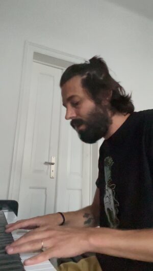 Salvador Sobral Instagram - “ só eu sei “ de há dois discos atrás .

Música : @leoaldrey e salvador sobral
Letra: jenna thiam