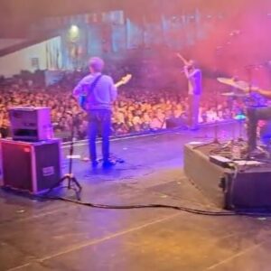 Salvador Sobral Instagram - Há anos que queria vir cantar ao @fmm_sines .

Fiz de tudo pra conseguir : montei uma banda mariachi , outra de música do jacques brel, uma de boleros cubanos, outra de música do battiatto, um repertório de música galega…. Enfim músicas de todos os mundos possíveis .

Mas a vida tem o seu timing. E a verdade é que , de todos estes projectos , o mais fmmesco é o TIMBRE, o meu último disco com as minhas canções .

Com toda a influência que o disco tem da América Latina e da península ibérica , este repertório  encaixou na perfeição na estética e no conceito do festival .

Posso falar por toda a banda quando digo que estávamos tod@s histeric@s para fazer este concerto e acho que contagiámos o público dessa energia ao subir ao palco. Ou talvez o público já seja assim de natureza .

Quanta abertura de espírito , vontade de desfrutar , entusiasmo amoroso. Viva o público do FMM!!!

Obrigado

📸 Mário Pires