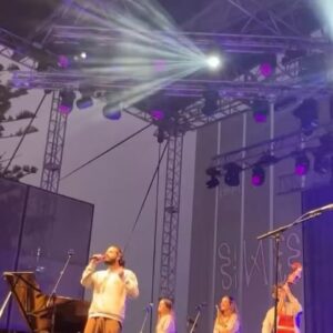 Salvador Sobral Instagram - Há anos que queria vir cantar ao @fmm_sines .

Fiz de tudo pra conseguir : montei uma banda mariachi , outra de música do jacques brel, uma de boleros cubanos, outra de música do battiatto, um repertório de música galega…. Enfim músicas de todos os mundos possíveis .

Mas a vida tem o seu timing. E a verdade é que , de todos estes projectos , o mais fmmesco é o TIMBRE, o meu último disco com as minhas canções .

Com toda a influência que o disco tem da América Latina e da península ibérica , este repertório  encaixou na perfeição na estética e no conceito do festival .

Posso falar por toda a banda quando digo que estávamos tod@s histeric@s para fazer este concerto e acho que contagiámos o público dessa energia ao subir ao palco. Ou talvez o público já seja assim de natureza .

Quanta abertura de espírito , vontade de desfrutar , entusiasmo amoroso. Viva o público do FMM!!!

Obrigado

📸 Mário Pires