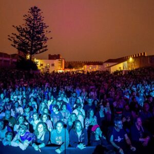 Salvador Sobral Instagram - Há anos que queria vir cantar ao @fmm_sines .

Fiz de tudo pra conseguir : montei uma banda mariachi , outra de música do jacques brel, uma de boleros cubanos, outra de música do battiatto, um repertório de música galega…. Enfim músicas de todos os mundos possíveis .

Mas a vida tem o seu timing. E a verdade é que , de todos estes projectos , o mais fmmesco é o TIMBRE, o meu último disco com as minhas canções .

Com toda a influência que o disco tem da América Latina e da península ibérica , este repertório  encaixou na perfeição na estética e no conceito do festival .

Posso falar por toda a banda quando digo que estávamos tod@s histeric@s para fazer este concerto e acho que contagiámos o público dessa energia ao subir ao palco. Ou talvez o público já seja assim de natureza .

Quanta abertura de espírito , vontade de desfrutar , entusiasmo amoroso. Viva o público do FMM!!!

Obrigado

📸 Mário Pires