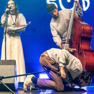 Salvador Sobral Instagram - Há anos que queria vir cantar ao @fmm_sines .

Fiz de tudo pra conseguir : montei uma banda mariachi , outra de música do jacques brel, uma de boleros cubanos, outra de música do battiatto, um repertório de música galega…. Enfim músicas de todos os mundos possíveis .

Mas a vida tem o seu timing. E a verdade é que , de todos estes projectos , o mais fmmesco é o TIMBRE, o meu último disco com as minhas canções .

Com toda a influência que o disco tem da América Latina e da península ibérica , este repertório  encaixou na perfeição na estética e no conceito do festival .

Posso falar por toda a banda quando digo que estávamos tod@s histeric@s para fazer este concerto e acho que contagiámos o público dessa energia ao subir ao palco. Ou talvez o público já seja assim de natureza .

Quanta abertura de espírito , vontade de desfrutar , entusiasmo amoroso. Viva o público do FMM!!!

Obrigado

📸 Mário Pires