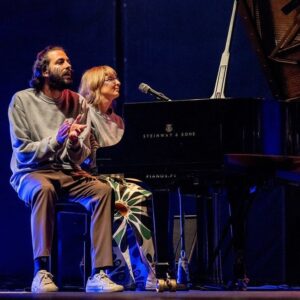 Salvador Sobral Instagram - Há anos que queria vir cantar ao @fmm_sines .

Fiz de tudo pra conseguir : montei uma banda mariachi , outra de música do jacques brel, uma de boleros cubanos, outra de música do battiatto, um repertório de música galega…. Enfim músicas de todos os mundos possíveis .

Mas a vida tem o seu timing. E a verdade é que , de todos estes projectos , o mais fmmesco é o TIMBRE, o meu último disco com as minhas canções .

Com toda a influência que o disco tem da América Latina e da península ibérica , este repertório  encaixou na perfeição na estética e no conceito do festival .

Posso falar por toda a banda quando digo que estávamos tod@s histeric@s para fazer este concerto e acho que contagiámos o público dessa energia ao subir ao palco. Ou talvez o público já seja assim de natureza .

Quanta abertura de espírito , vontade de desfrutar , entusiasmo amoroso. Viva o público do FMM!!!

Obrigado

📸 Mário Pires