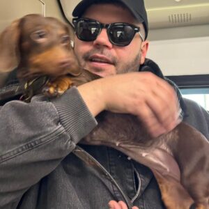 Salvatore Esposito Instagram - L'estate sta arrivando ed io e Lola volevo raccomandarvi/intimarvi di avere cura dei vostri animali domestici e di NON ABBANDONARLI !!! Non solo perché è un REATO ma anche perché è come se  ammazzaste degli amici fedeli con cui avete condiviso tante cose e che non vi hanno mai tradito . Se proprio dovesse nascere dentro di voi questo bisogno provate a lasciarlo a qualche amico\parente che potrà dargli l'amore di cui hanno bisogno oppure ad uno dei tanti rifugi/canili che potrete trovare nelle vostre zone . Questo messaggio spero possa arrivare a tanti e se dovesse capitarvi di vedere qualcuno che abbandona o maltratta gli animali DENUNCIATE in attesa che anche in Italia i nostri amichetti pelosi non vengano considerate più SOLO delle cose !!! ❤️