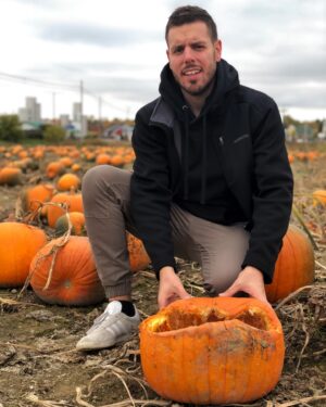 Sam Breton Instagram - S’la vider drette dans l’champs.