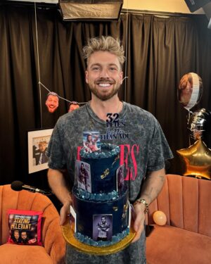 Sam Thompson Instagram - It was my birthday today. 32 years old! Spending it with my nearest and dearest 🥹❤️ I’m not very good at soppy captions, but I just wanted to say how grateful I am for this year and to all of you. I haven’t stopped smiling! You are my family. Here’s to another year! Love you ❤️❤️❤️