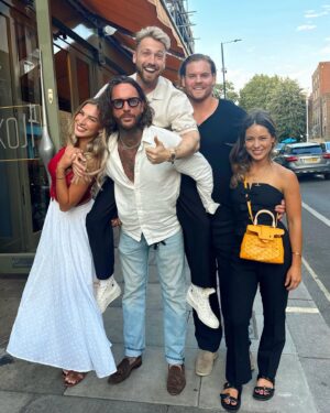 Sam Thompson Instagram - It was my birthday today. 32 years old! Spending it with my nearest and dearest 🥹❤️ I’m not very good at soppy captions, but I just wanted to say how grateful I am for this year and to all of you. I haven’t stopped smiling! You are my family. Here’s to another year! Love you ❤️❤️❤️