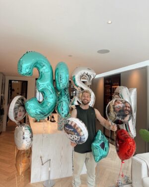 Sam Thompson Instagram - It was my birthday today. 32 years old! Spending it with my nearest and dearest 🥹❤️ I’m not very good at soppy captions, but I just wanted to say how grateful I am for this year and to all of you. I haven’t stopped smiling! You are my family. Here’s to another year! Love you ❤️❤️❤️