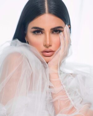 Sama Zakeri Instagram - 🤍 Lovely makeup artist @makeupmagazine_by_lili 
Fantastic photographer @hussainjian 
.
.
.
#dubaimodel #dubaimakeupartist #dubai #arablook #glamour #makeuptutorial #localbusiness