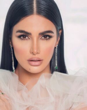 Sama Zakeri Instagram - 🤍 Lovely makeup artist @makeupmagazine_by_lili 
Fantastic photographer @hussainjian 
.
.
.
#dubaimodel #dubaimakeupartist #dubai #arablook #glamour #makeuptutorial #localbusiness