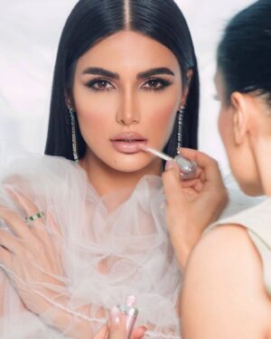 Sama Zakeri Instagram - 🤍 Lovely makeup artist @makeupmagazine_by_lili 
Fantastic photographer @hussainjian 
.
.
.
#dubaimodel #dubaimakeupartist #dubai #arablook #glamour #makeuptutorial #localbusiness