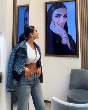 Sama Zakeri Instagram - شخصیت  اَدا  نمیخواد  اصالت  میخواد...
👌
.
.
.
#arablook #dubaimodel #mydubai #dubaiblogger #jewellery #jewelrydesigner #cute #abaya #hijab #locallook #dubaiinfluencer #strunge #localbrand #fantastic