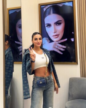 Sama Zakeri Instagram - شخصیت  اَدا  نمیخواد  اصالت  میخواد...
👌
.
.
.
#arablook #dubaimodel #mydubai #dubaiblogger #jewellery #jewelrydesigner #cute #abaya #hijab #locallook #dubaiinfluencer #strunge #localbrand #fantastic