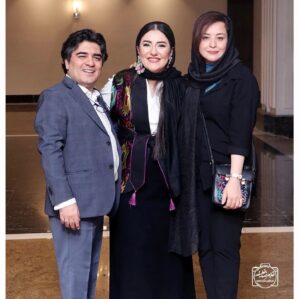 Saman Ehteshami Instagram - عکسهائی از دیشب، ۴ مرداد ۱۴۰۳… اکران خصوصی فیلم ساعت ۶ صبح
از اعتماد مهران مدیری بزرگوار سپاسگزارم که اجرای تیتراژ پایان فیلمش را به عهده ام گذاشت
فیلم رو در سینما ها ببینین و امید وارم که تمام جوانان ایران به تمام آرزوهاشون برسن
@saate_6sobh @mehranmodiri @alioji