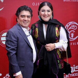 Saman Ehteshami Instagram - عکسهائی از دیشب، ۴ مرداد ۱۴۰۳… اکران خصوصی فیلم ساعت ۶ صبح
از اعتماد مهران مدیری بزرگوار سپاسگزارم که اجرای تیتراژ پایان فیلمش را به عهده ام گذاشت
فیلم رو در سینما ها ببینین و امید وارم که تمام جوانان ایران به تمام آرزوهاشون برسن
@saate_6sobh @mehranmodiri @alioji