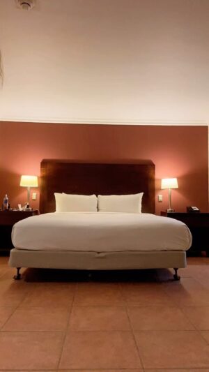 Samantha Brown Instagram - If I only help one person have a kick free sleep in a hotel bed I’ve done my job. 

#samanthabrown #hotel #traveltips