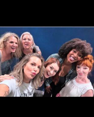 Samantha Smith Instagram - Austin you knocked my socks off. A huge thank you to the best fans on the planet— you bring the goods every single time— and to @creationent for bringing us all together! 🤠 
Also kudos to those of us not from Texas who miraculously survived the inferno you call “August.”

#spnaus #supernatural