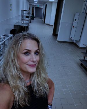 Samantha Smith Instagram - Austin you knocked my socks off. A huge thank you to the best fans on the planet— you bring the goods every single time— and to @creationent for bringing us all together! 🤠 
Also kudos to those of us not from Texas who miraculously survived the inferno you call “August.”

#spnaus #supernatural