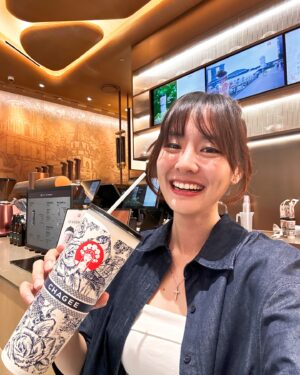 Samantha Tan Instagram - @chagee.sg ‘s having 1-1 Large Jasmine Green Milk Tea at $5.90   sure win prizes from CHAGEE Tear & Win?! CHAGEE’s Grand Opening at orchardgateway is too generous!!!

Yall! Go visit CHAGEE between Aug 2-8 for their opening promos!!! 😂

#CHAGEESingapore #CHAGEESGGrandOpening #CHAGEESG