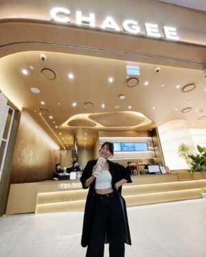 Samantha Tan Instagram - @chagee.sg ‘s having 1-1 Large Jasmine Green Milk Tea at $5.90   sure win prizes from CHAGEE Tear & Win?! CHAGEE’s Grand Opening at orchardgateway is too generous!!!

Yall! Go visit CHAGEE between Aug 2-8 for their opening promos!!! 😂

#CHAGEESingapore #CHAGEESGGrandOpening #CHAGEESG