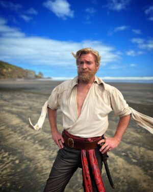 Samba Schutte Instagram - Today’s Crew Shoutout: our charismatic captain @rhysiedarby aka Stede Bonnet🏴‍☠️ Rhys is a true master improviser and master of his craft. Uniquely playful, even doing different characters in his down time☠️ Part 1 cos there’s too many fun moments to share🖤⚔️ 
#OurFlagMeansDeath #ofmdseason2 #ourflagbbc #bts