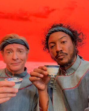 Samba Schutte Instagram - Today’s Crew Shoutout: our charismatic captain @rhysiedarby aka Stede Bonnet🏴‍☠️ Rhys is a true master improviser and master of his craft. Uniquely playful, even doing different characters in his down time☠️ Part 1 cos there’s too many fun moments to share🖤⚔️ 
#OurFlagMeansDeath #ofmdseason2 #ourflagbbc #bts