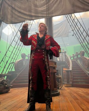 Samba Schutte Instagram - Today’s Crew Shoutout: our charismatic captain @rhysiedarby aka Stede Bonnet🏴‍☠️ Rhys is a true master improviser and master of his craft. Uniquely playful, even doing different characters in his down time☠️ Part 1 cos there’s too many fun moments to share🖤⚔️ 
#OurFlagMeansDeath #ofmdseason2 #ourflagbbc #bts