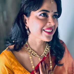 Sameera Reddy Instagram - Then & Now❤️I got emotional this week because my mom gave me her Laxmi haar 😍The necklace is a Kolapuri Saaz from Akshai’s grandmother & the Jadeau earrings & maang tikka from my mother in law 🙏🏼 paired it with my Godh Bharai saree from 5 years ago . Feel so lucky to have blessings from the amazing women in my family #gratitude #love one day I will give this saree & Jewelry to my daughter /Dil 🥹 ❤️ 8/8 #manifestation 🙏🏼