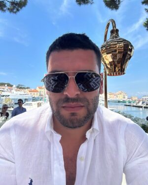 Samir Benzema Instagram - Coup de soleil 1 - 0 Samir 😂☀️ #sainttropez